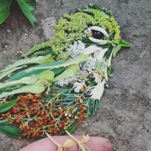 Artista usa coisas que encontra nas florestas para criar lindas mandalas de pássaros
