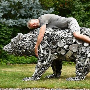 Esculturas incríveis feitas com peças do lixo impressiona com os detalhes