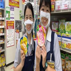 Japonesas usam mascaras com sorrisos para melhorar os negócios