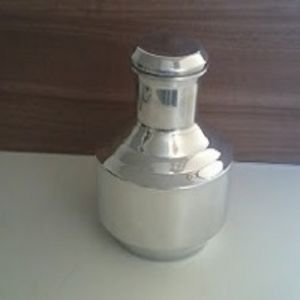 Uma moringa de metal