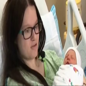 Funcionária da FedEx dá à luz no trabalho sem saber que estava grávida