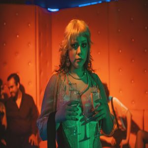 Lia Kapp lança vídeo cinematográfico e sangrento