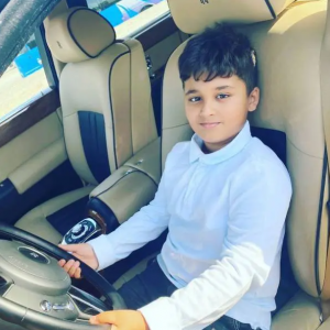 Mãe dá um carro Rolls Royce avaliado em R$ 1,7 milhão para seu filho de 12 anos