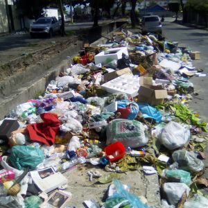 Muito lixo na beira do canal