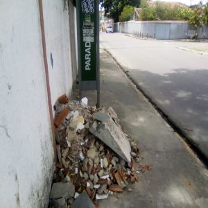 Parada cheia de entulhos