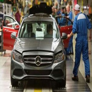 Fabricante da Mercedes-Benz registra menor lucro desde 2015