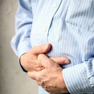 Remédios naturais e de farmácia para gases