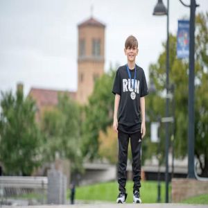 Sem querer, menino de 9 anos ganha corrida para adultos