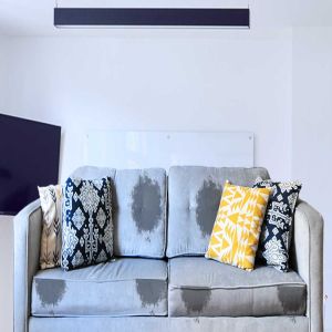 A receita caseira poderosa para limpar manchas em seu sofá 