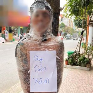 Homem é enrolado em filme plástico e amarrado em uma árvore após fugir da loja de tatuagem