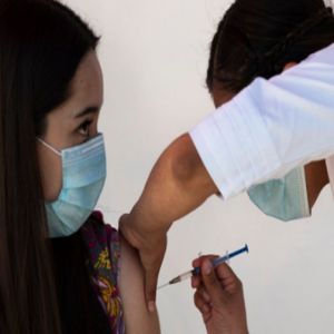 Médica sofre reações graves após receber vacina 2021