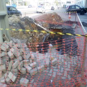 Buraco enorme na calçada