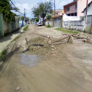 Cano estourado impedindo passagem de carros e pessoas