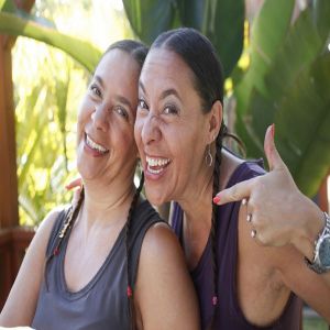 Conheça as gêmeas inseparáveis de 46 anos que dividem quarto, trabalho, perfil no Facebook e até namorados