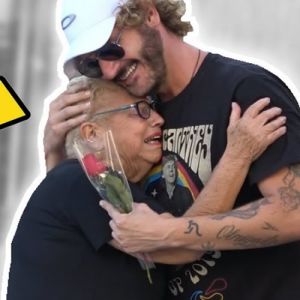 Rapaz paga mil reais por uma flor para ajudar uma senhora