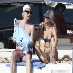 Veja flagras da atriz Millie Bobby Brown na praia