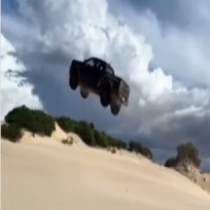 Carro voador: picape decola em duna é destruída e leva multa