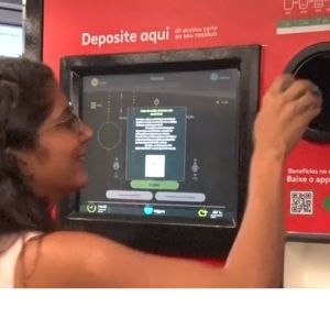 Máquina troca lixo por dinheiro no Brasil