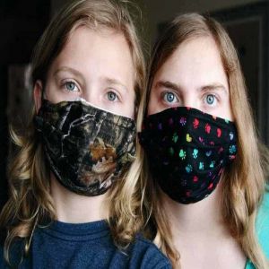 As máscaras de tecido precisam de 3 camadas específicas para serem eficazes, afirma a OMS