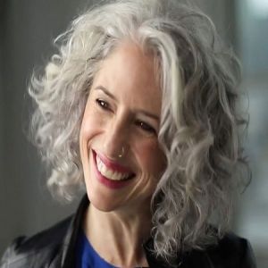 Como deixar o cabelo branco e começar a assumir os grisalhos