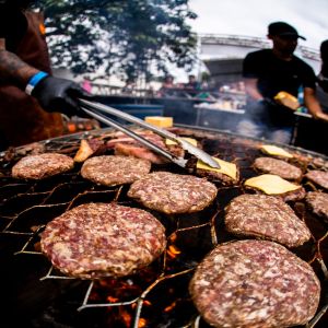 Circuito Cervejeiro reúne as mais premiadas cervejarias de Minas Gerais com comidas de boteco e churrasco no Mirante Meet