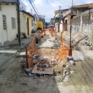 Rua sendo calçada x obra demorada