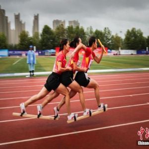 Corrida de sapato de prancha de madeira é esporte tradicional mais bizarro da China