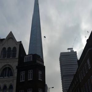 Homem pula de prédio como se fosse normal