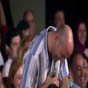 A risada desse cara roubou a cena nesse show de comédia