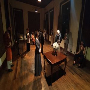 Turma do curso técnico de teatro da Fundação Clóvis Salgado estreia Sharing the night