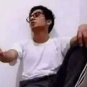 Medo de todo homem ao usar o banheiro da casa da namorada