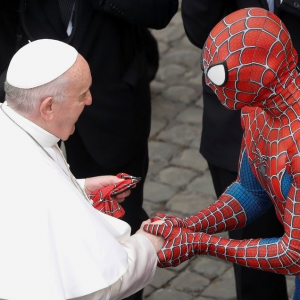 Insólito Papa Francisco recebe visita do Homem Aranha