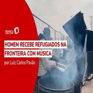 Músico Davide Martello toca piano na fronteira da Polônia para receber refugiados da Ucrânia