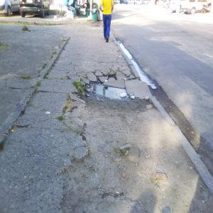 Buraco em frente emergência de hospital