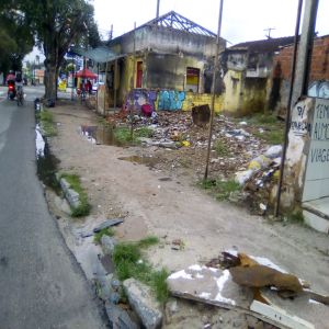 Tapume desapareceu da frente de terreno baldio