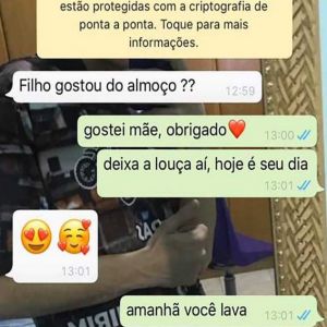 Lavando a louça para a mãe