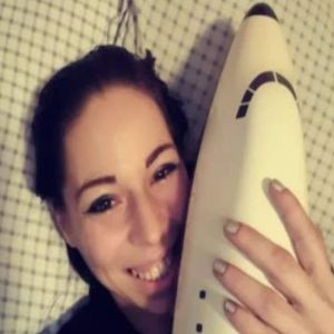 Mulher húngara afirma estar em um relacionamento romântico com um avião de brinquedo