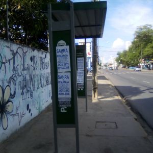 Parada de ônibus pichada