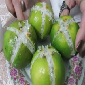 É por isso que NÃO pode faltar um limão com sal grosso dentro na sua casa