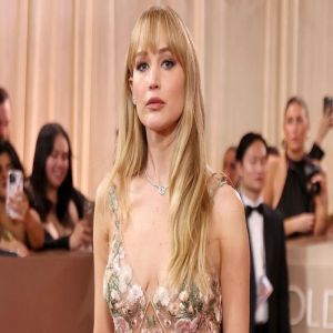 Jennifer Lawrence de vestido transparente mostra tudo no globo de ouro 2026 