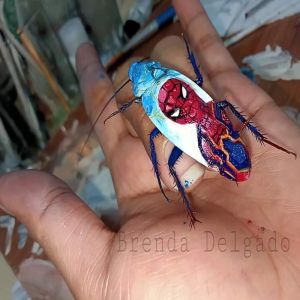 Artista transforma baratas mortas em obras de arte
