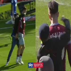 Torcedor invade campo e dá soco em jogador