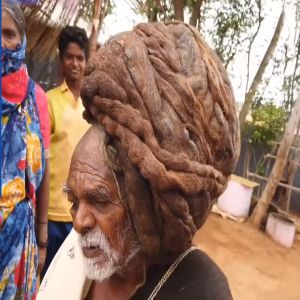 Homem indiano de 95 anos de idade nunca cortou o cabelo 