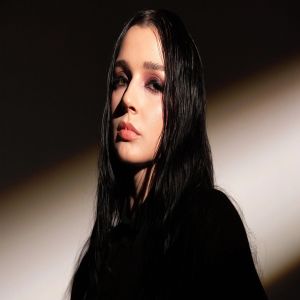 Poppy, The Kills, Hwasa e outras novas