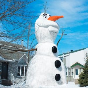 Homem constrói boneco de neve gigante do filme Frozen e o resultado é incrível