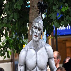 A engraçada estátua viva que faz sucesso nas ruas de Londres