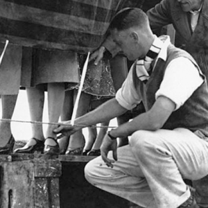 Apenas pernas, meias e sapatos