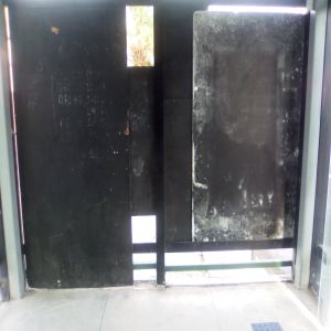 Vidro quebrado em estação