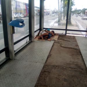 Miséria em estação de ônibus